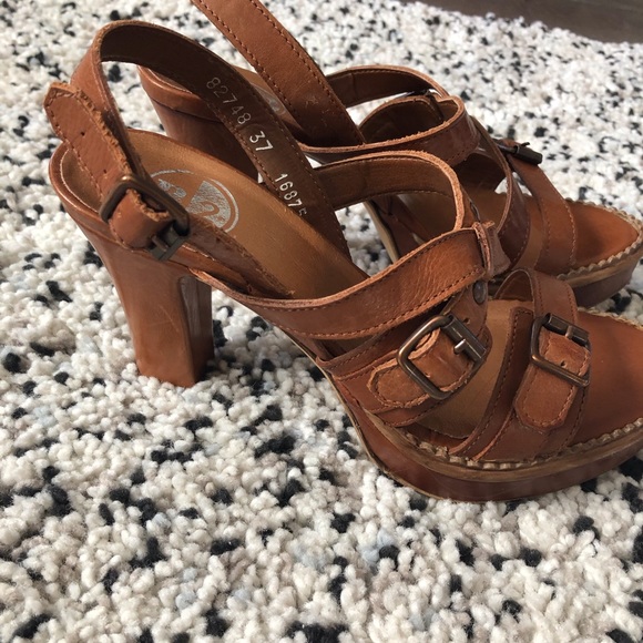 Brown’s B2 Caramel Leather Platform Sandals - Picture 7 of 7